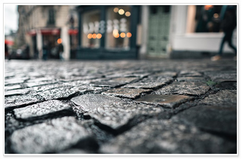 雨の日は足早に