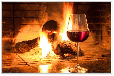 フランスの冬を温かく照らす暖炉の火