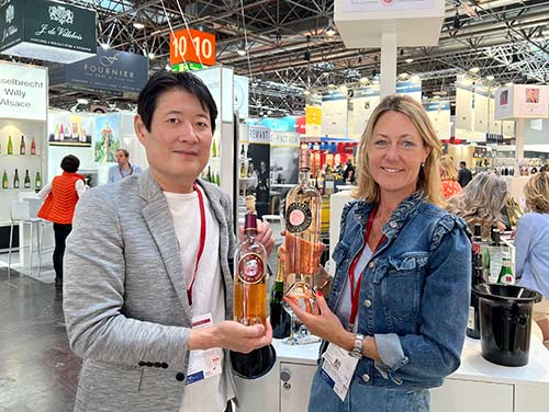 広報担当のファニーさんと青野