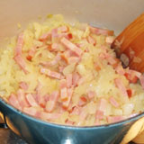 ニンニクとタマネギを炒める