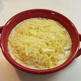 おろしチーズとバターを乗せます