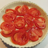 トマトをパイシートに乗せる