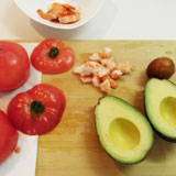 海老とアボカドを角切りにする