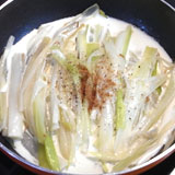 生クリームと調味料を加えます