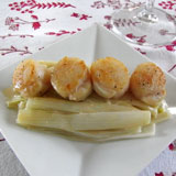 長ネギとホタテを盛りつけます