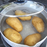 じゃがいもを茹でスライスします