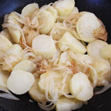 じゃがいもと玉ねぎを炒めます