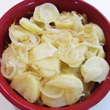 耐熱容器にじゃがいもを入れます