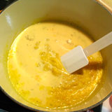 材料を混ぜます