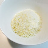 パルミジャーノ レジャーノとパン粉を混ぜます