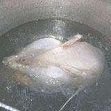雛鳥をゆでます