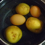 じゃがいもと卵を茹でます