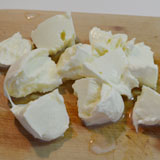 チーズをちぎります