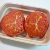 トマトをオーブン型に入れます