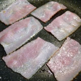 ベーコンを焼きます