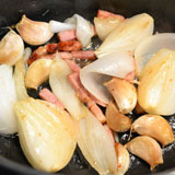 玉ねぎ、にんにく、ベーコンを焼きます