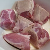 豚肉を焼きます