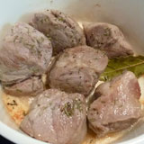 調味料を入れます