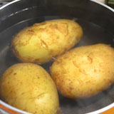 ジャガイモをゆでます