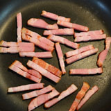 ベーコンを炒めます
