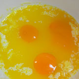 バターと卵を混ぜます