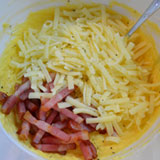 ベーコンとチーズを加えます