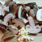 にんにく・きのこを炒める