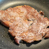 牛リブロースを焼く