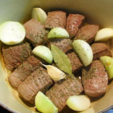 玉ねぎと調味料を加える