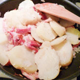 ベーコンと玉ねぎを炒める