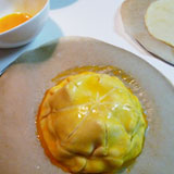 生地に黄身を塗ります