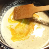 卵の黄身を加えます