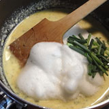 卵の白身を加えます