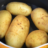 じゃがいもをゆでます