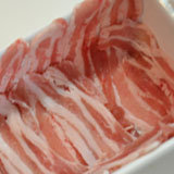 オーブン型に豚肉をのせます