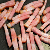 ベーコンを焼きます