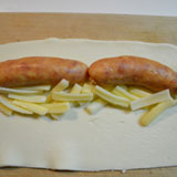 ソーセージとチーズをのせます