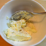 クリームチーズと生クリームを混ぜます