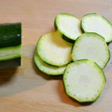 ズッキーニを切ります