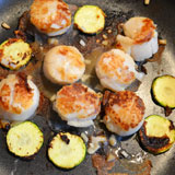 帆立とズッキーニを焼きます