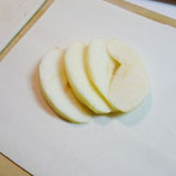 りんごをパイシートに並べます