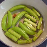 アスパラとえんどう豆を煮ます