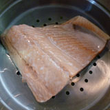 サーモンとアスパラを蒸します