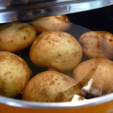 じゃがいもを茹で、ソースを作ります