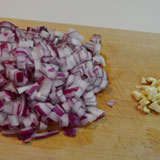 玉ねぎとにんにくを切ります