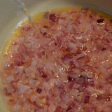 白ワインを加えます