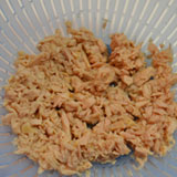 ツナをざるに入れます