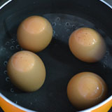 卵を茹でます