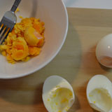 卵の殻をむきます