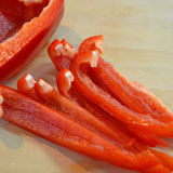 赤パプリカを切ります